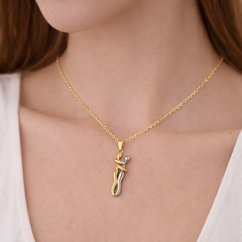 The couple hug necklace